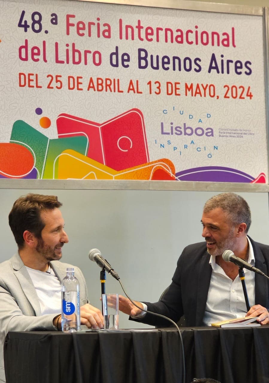 Jerónimo Ciapparelli con el libro creadores